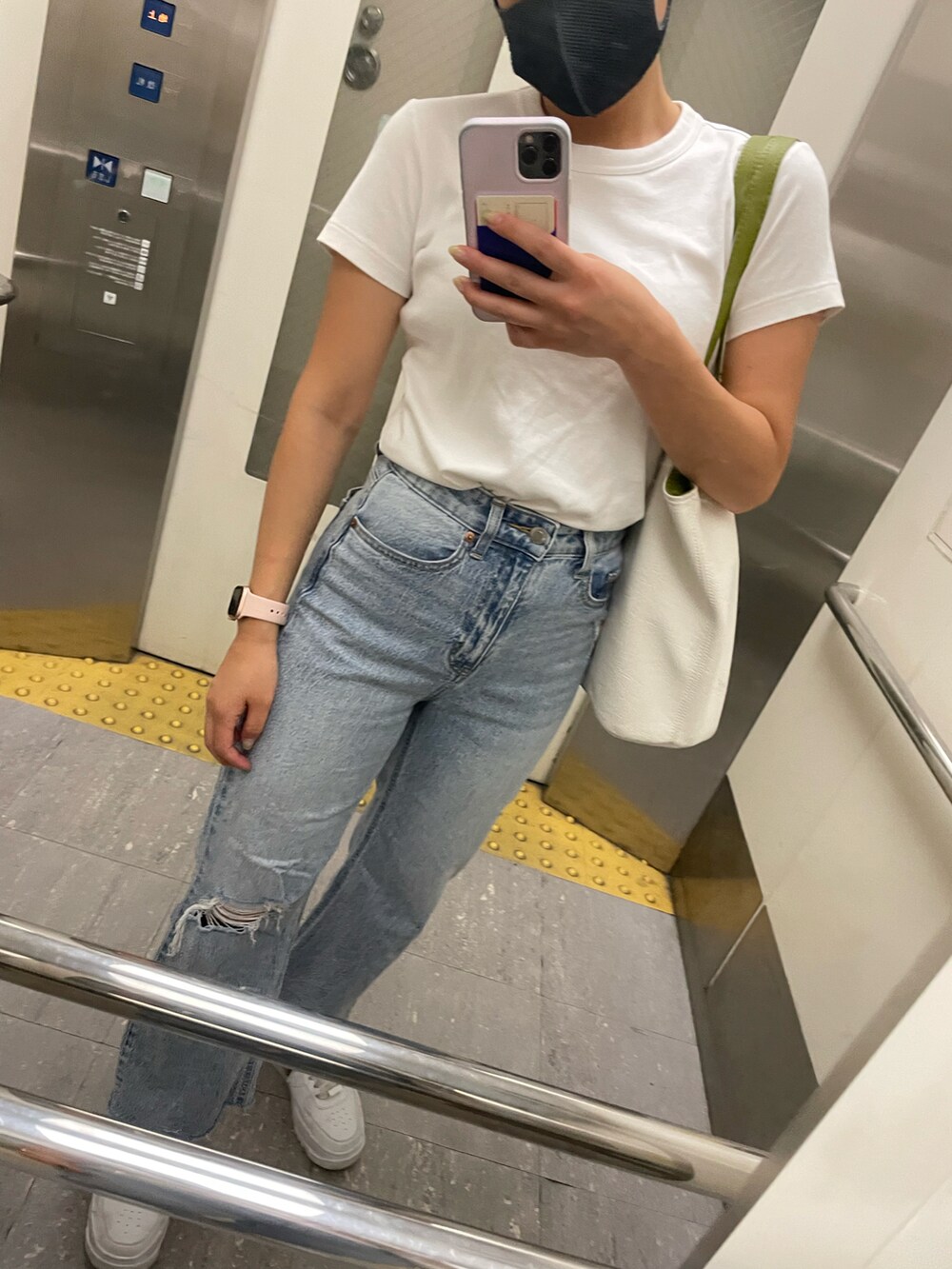 ホワイト系のTシャツ/カットソー、ブルー系のデニムパンツ、ホワイト系のスニーカーを着用したレディースの夏コーディネートの2枚目の写真