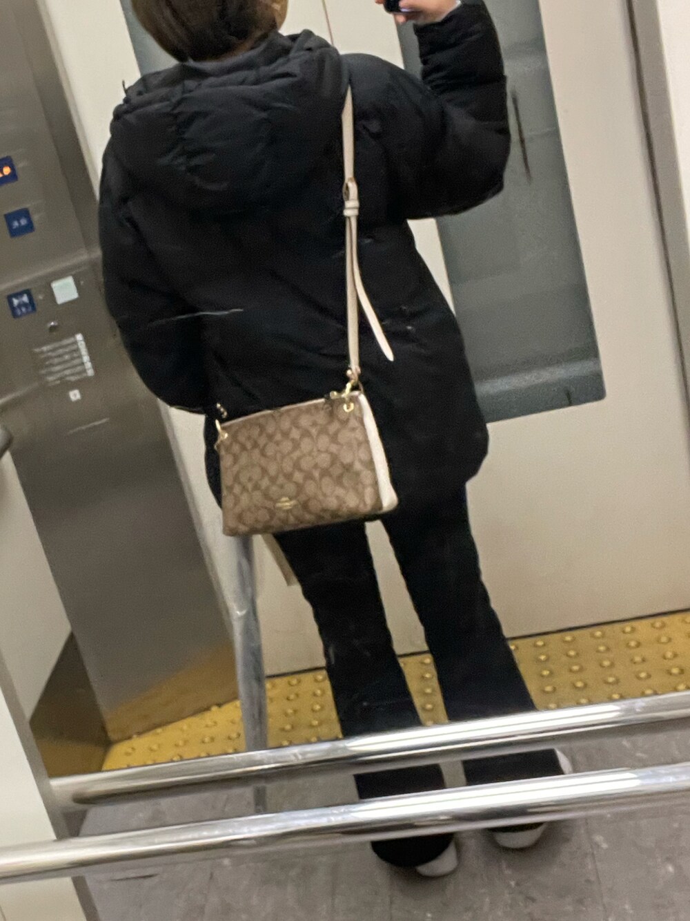 ブラック系のジャケット/アウター、グレー系のトップス、ブラック系のパンツを着用したレディースの冬コーディネートの3枚目の写真