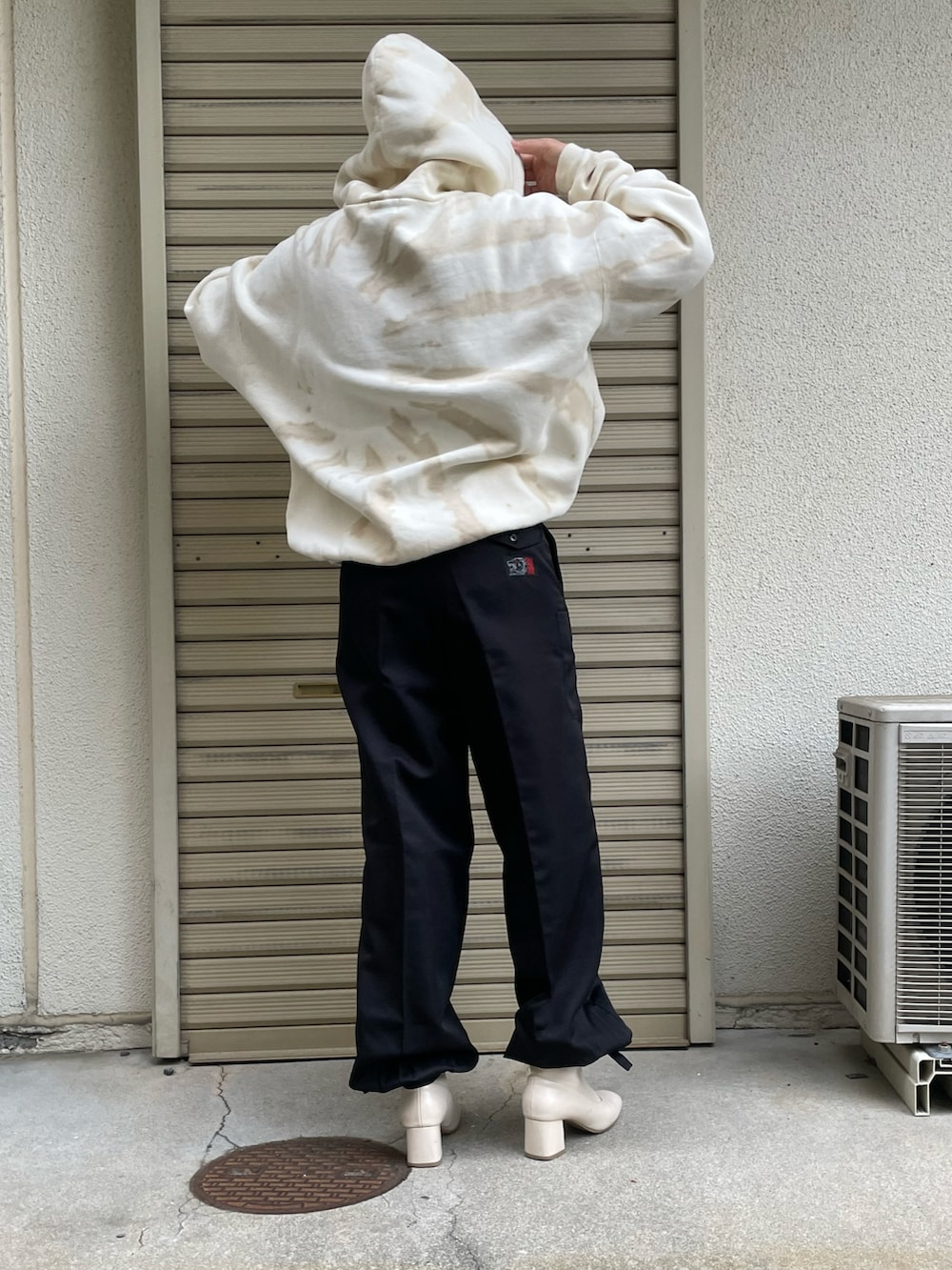 その他のパーカー、ブラック系のカーゴパンツ、ホワイト系のブーツを着用したレディースの春コーディネートの2枚目の写真