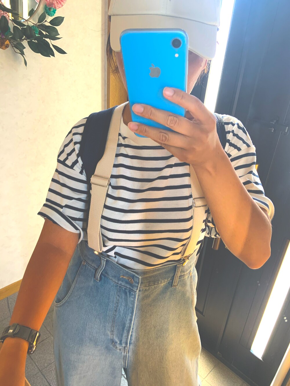 ブラウン系のサンダル、ブルー系のパンツ、ホワイト系のTシャツ/カットソーを着用したレディースの秋コーディネートの2枚目の写真