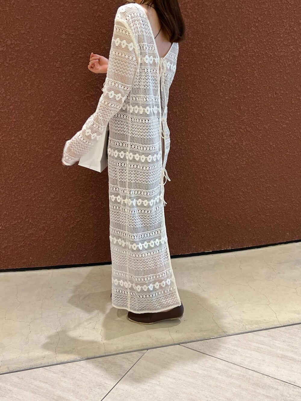 ホワイト系のワンピース/ドレスを着用したレディースの秋コーディネートの2枚目の写真