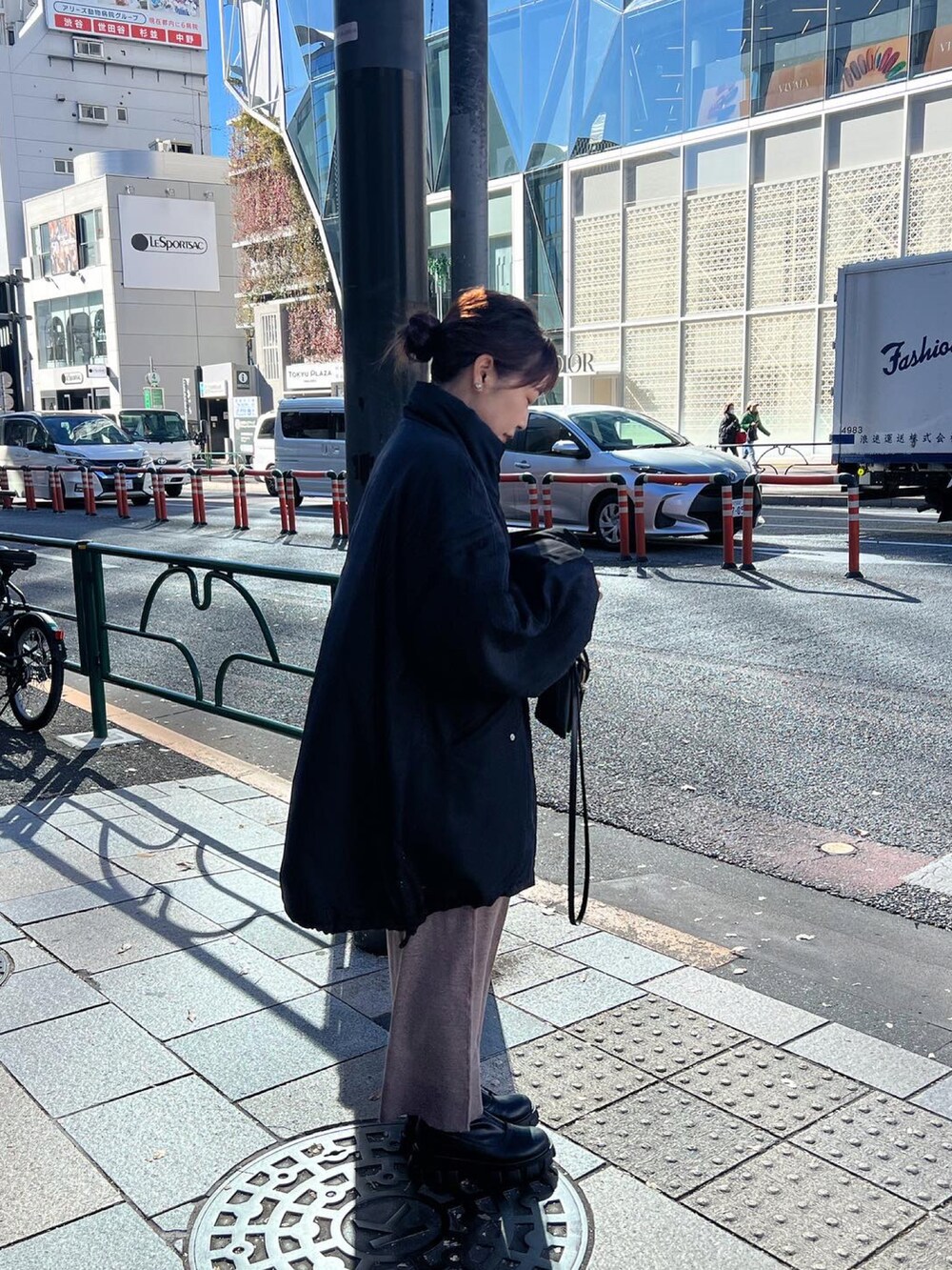 ブラック系のその他アウター、ブラウン系のワンピース、ブラック系のショルダーバッグを着用したレディースの冬コーディネートの3枚目の写真