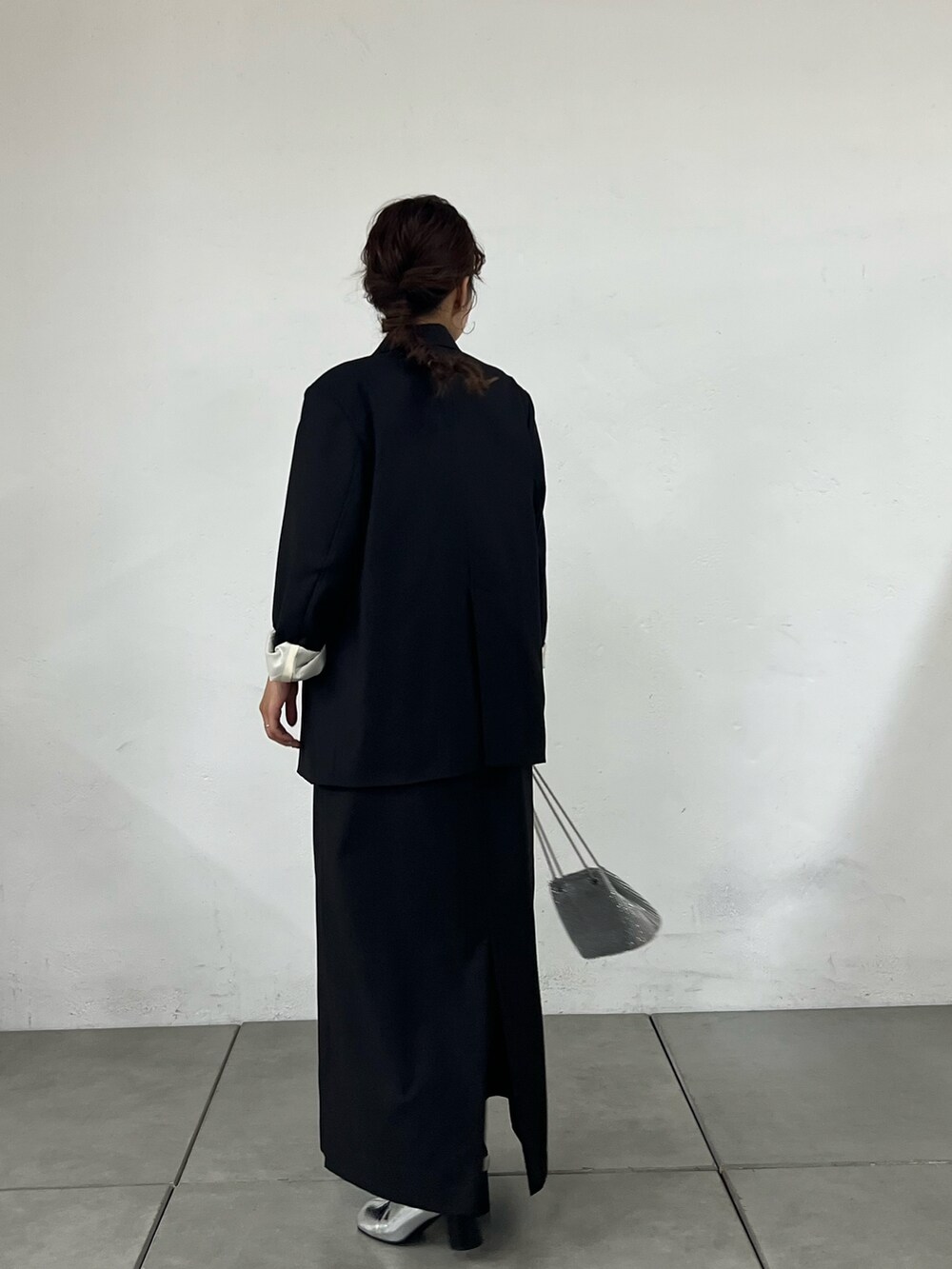 ブラック系のドレスを着用したレディースの冬コーディネートの2枚目の写真