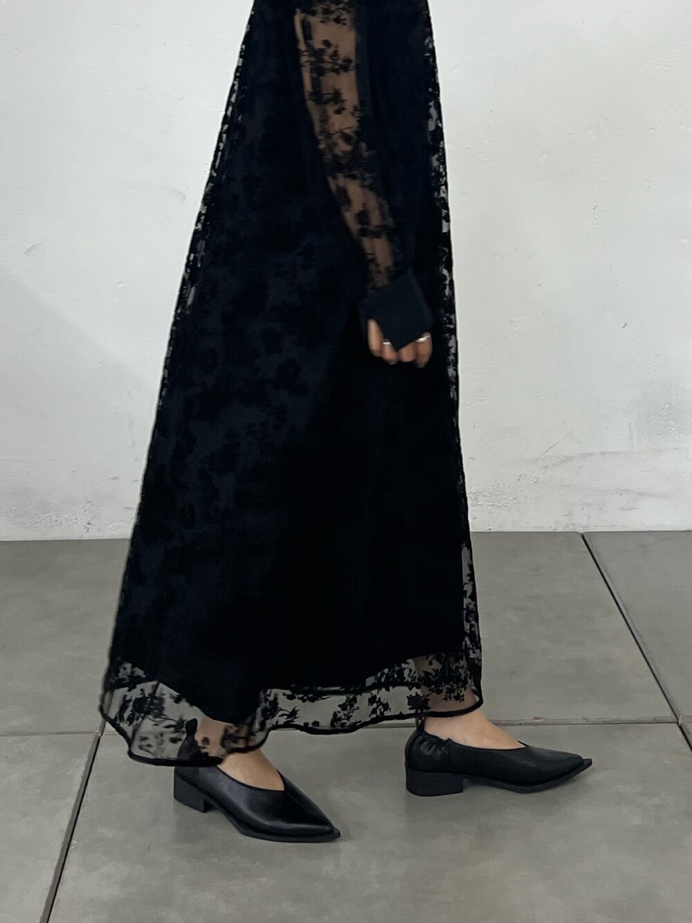 ブラック系のドレスを着用したレディースの冬コーディネートの4枚目の写真