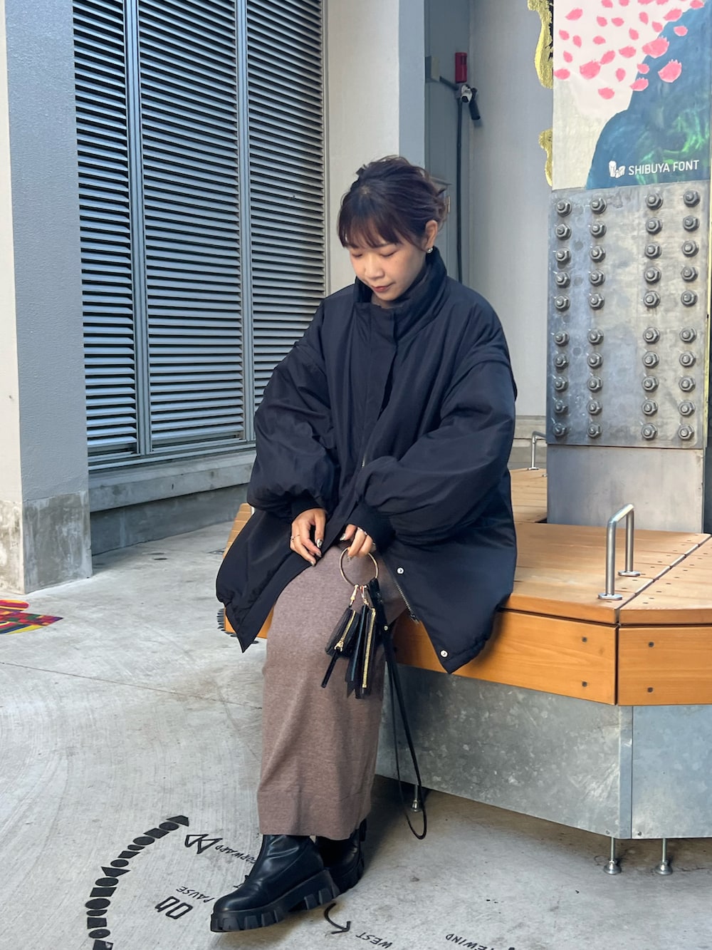 ブラック系のその他アウター、ブラウン系のワンピース、ブラック系のショルダーバッグを着用したレディースの冬コーディネートの4枚目の写真