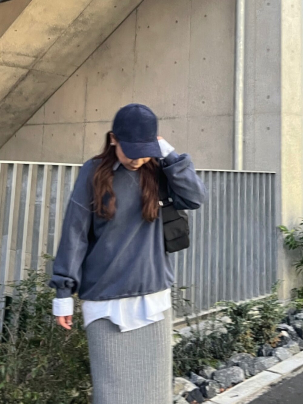 ブルー系のシャツ/ブラウス、グレー系のスカート、グレー系のスニーカーを着用したレディースの秋コーディネートの4枚目の写真