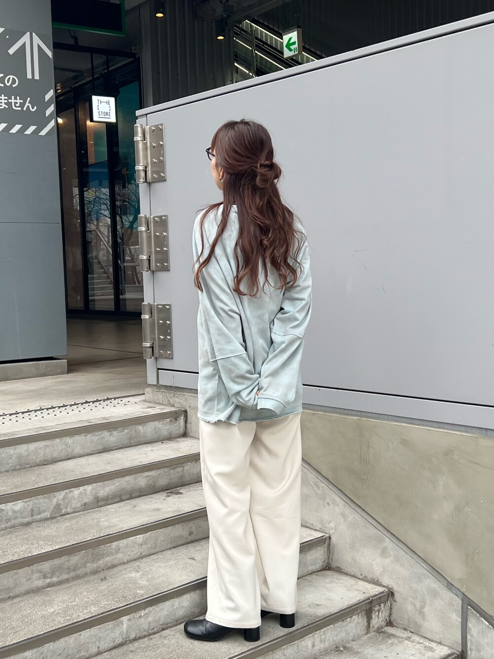 ブラック系のその他アウター、ブルー系のTシャツ/カットソー、ホワイト系のその他パンツを着用したレディースの冬コーディネートの3枚目の写真