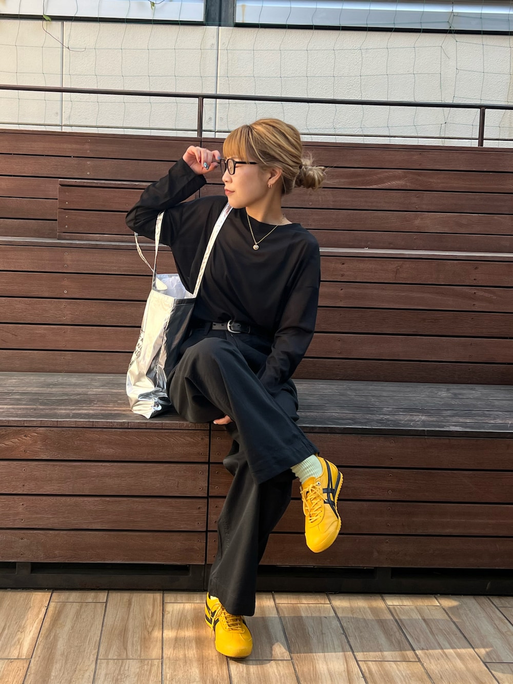 ブラック系のTシャツ/カットソー、ブラック系のチノパンツを着用したレディースの春コーディネートの3枚目の写真