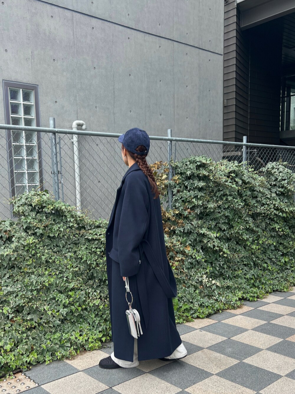 シルバー系のショルダーバッグ、ブルー系のその他アウター、ブルー系のシャツ/ブラウスを着用したレディースの秋コーディネートの2枚目の写真