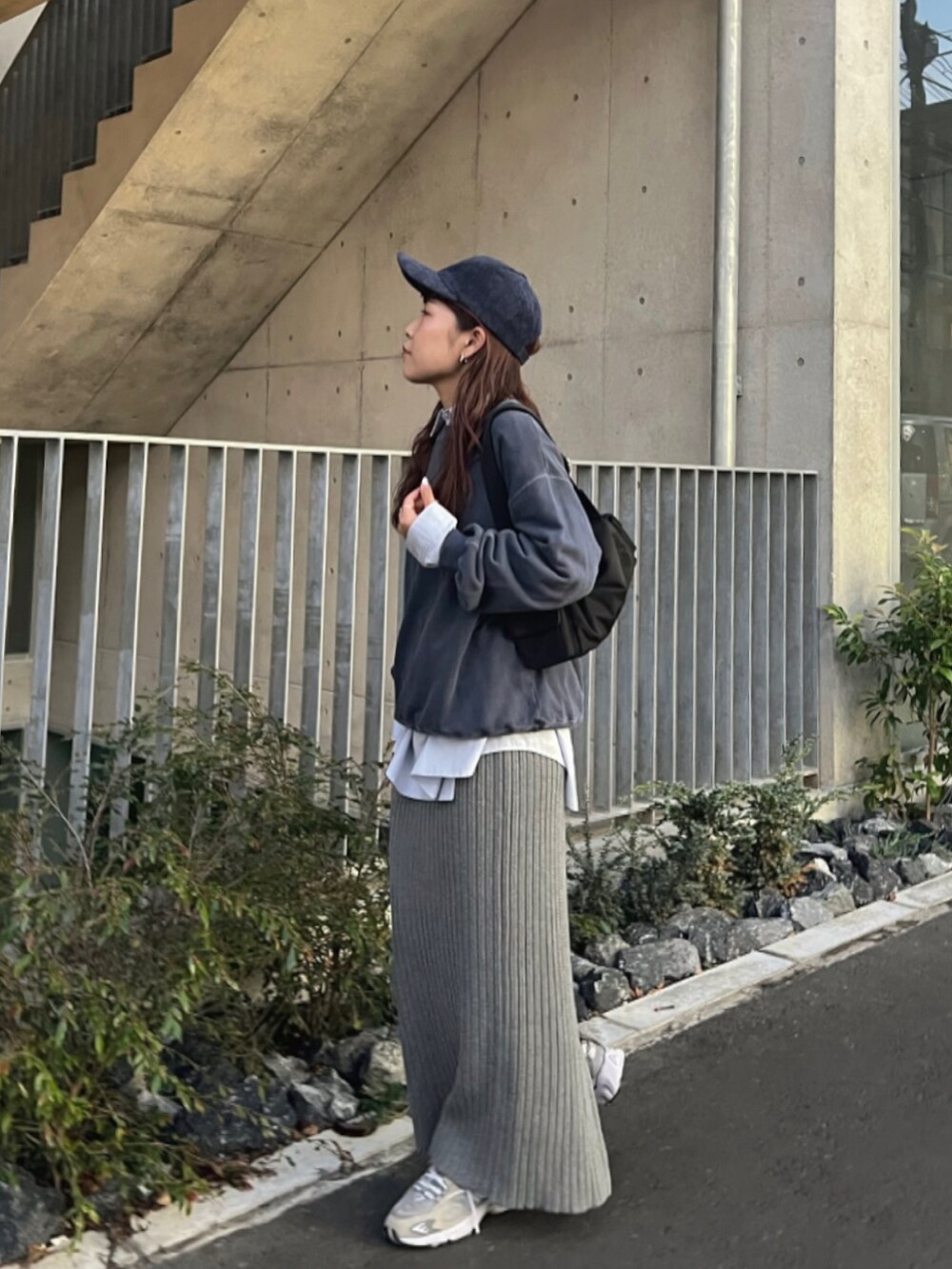 ブルー系のシャツ/ブラウス、グレー系のスカート、グレー系のスニーカーを着用したレディースの秋コーディネートの5枚目の写真