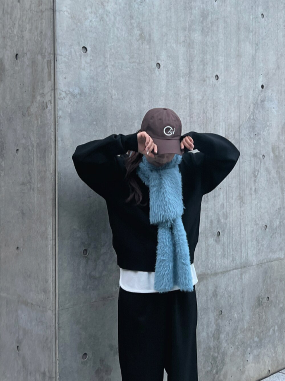 ブラック系のニット/セーター、ブラック系のパンツ、グレー系のスニーカーを着用したレディースの秋コーディネートの3枚目の写真