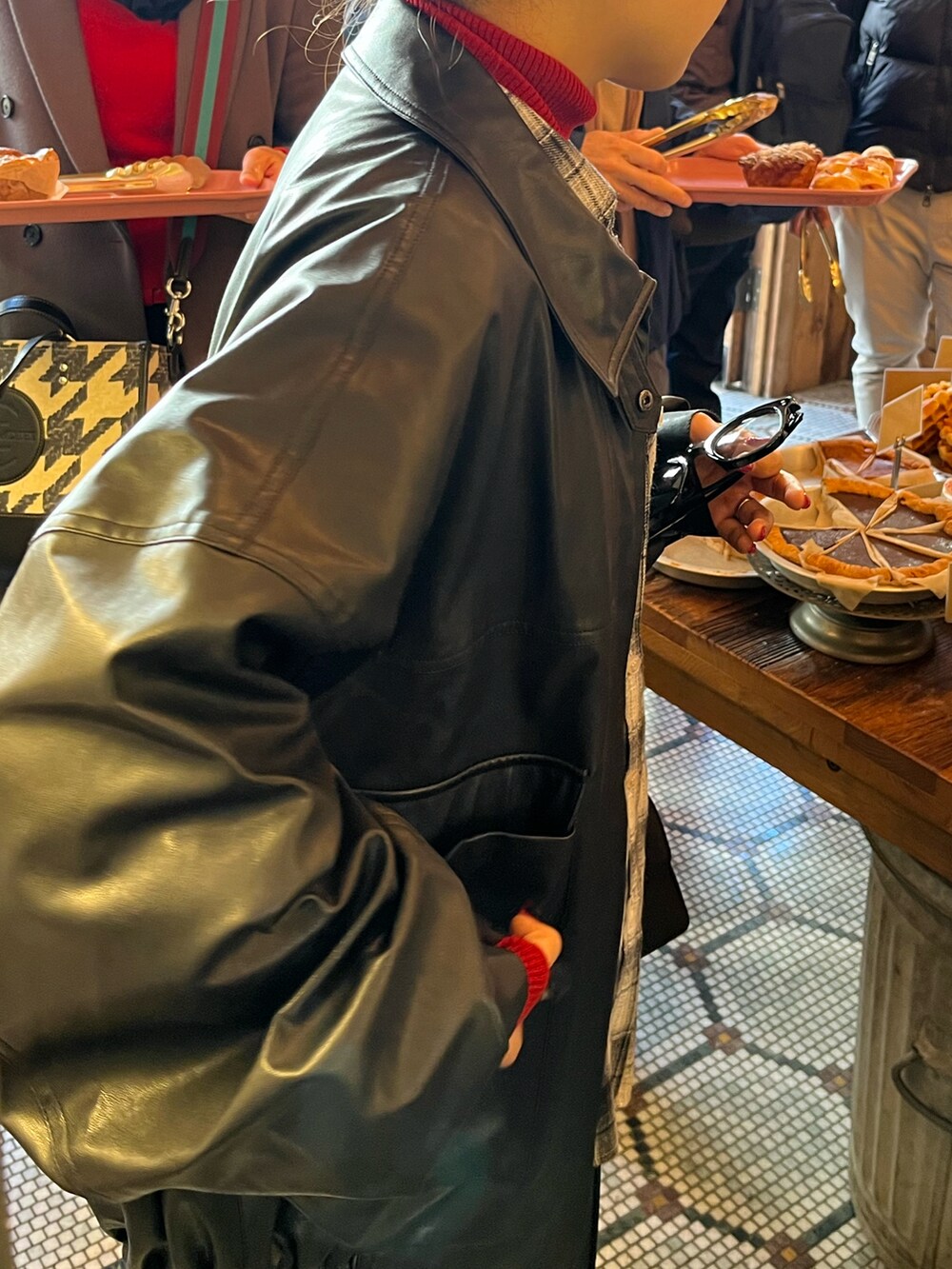 ブラック系のブルゾン、グレー系のシャツ/ブラウス、レッド系のニット/セーターを着用したレディースの冬コーディネートの3枚目の写真