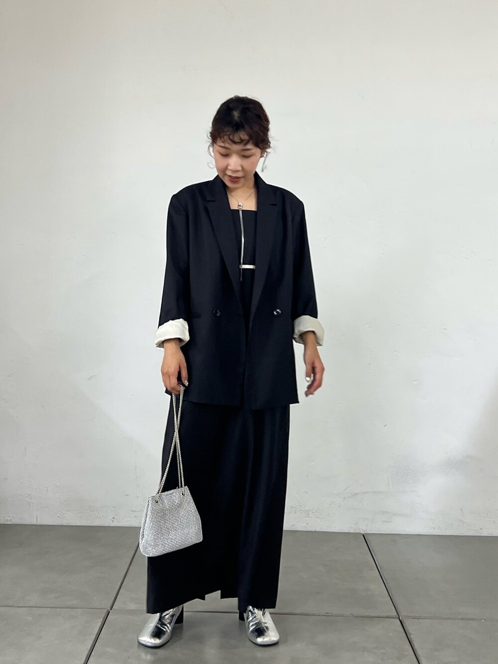 ブラック系のドレスを着用したレディースの冬コーディネートの4枚目の写真