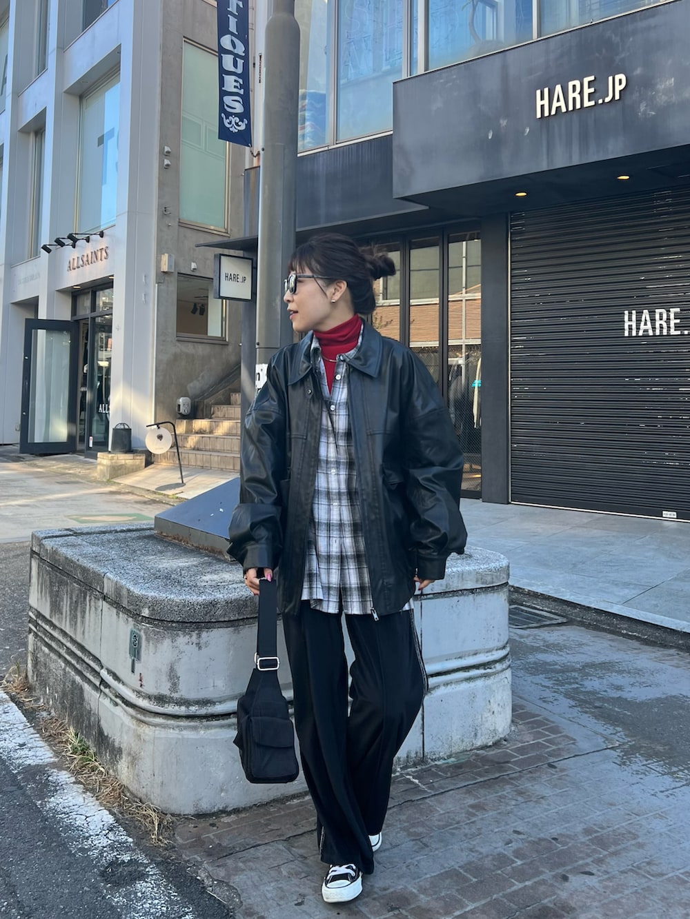 ブラック系のブルゾン、グレー系のシャツ/ブラウス、レッド系のニット/セーターを着用したレディースの冬コーディネートの5枚目の写真