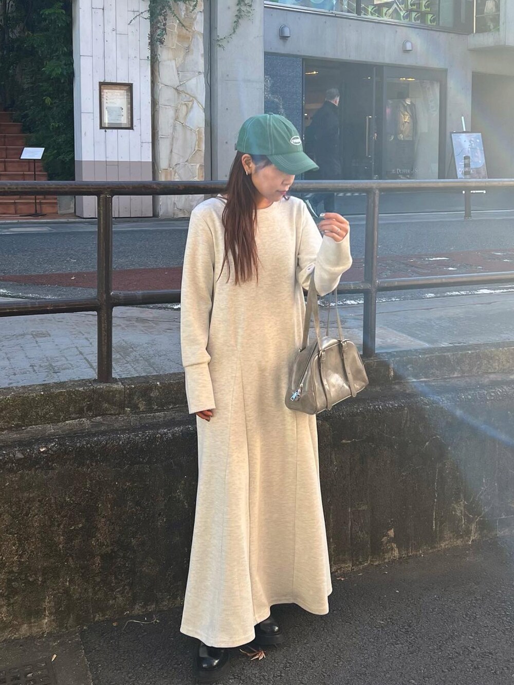 グレー系のワンピース、グレー系のボストンバッグを着用したレディースの冬コーディネートの4枚目の写真