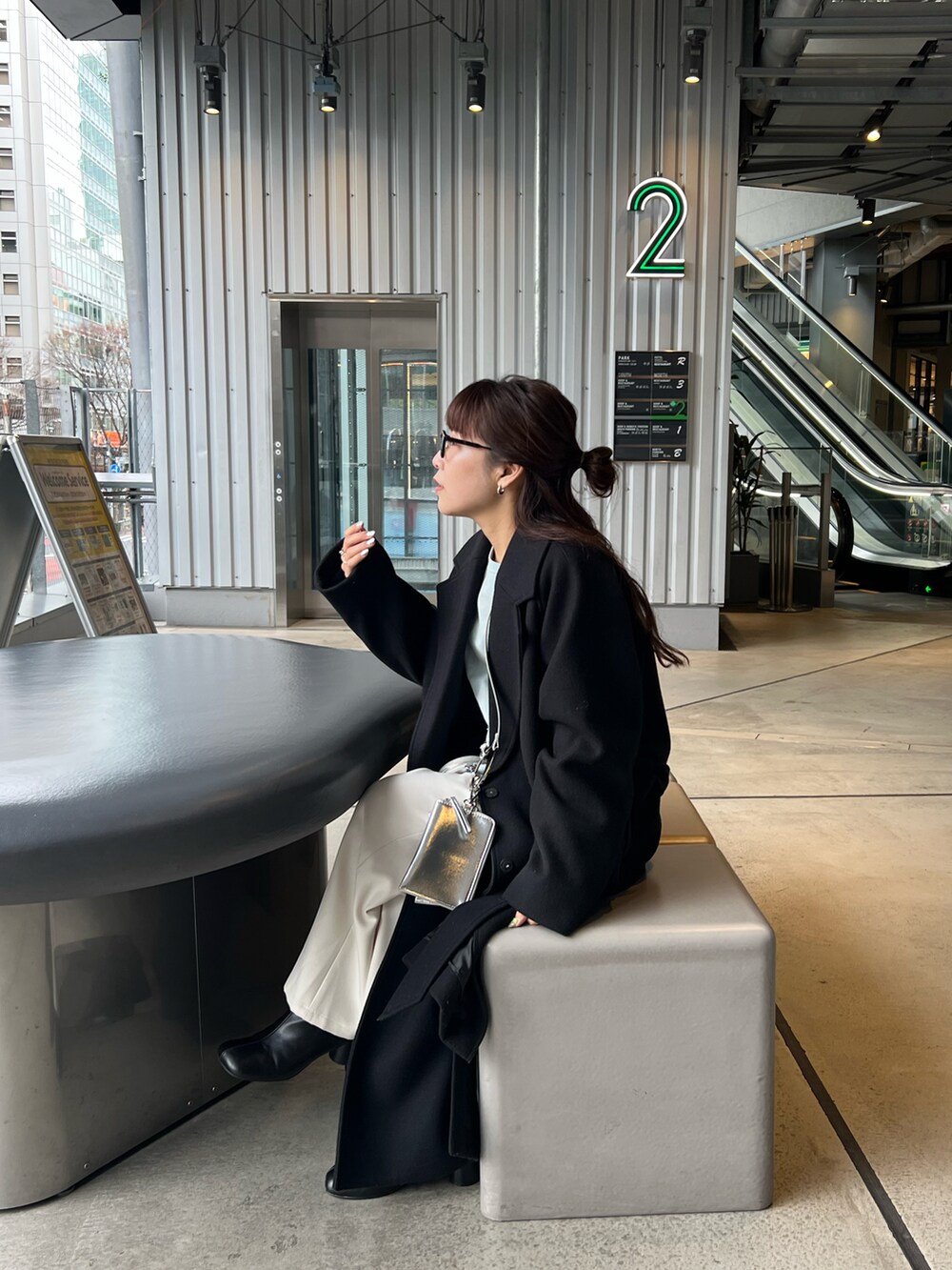 ブラック系のその他アウター、ブルー系のTシャツ/カットソー、ホワイト系のその他パンツを着用したレディースの冬コーディネートの4枚目の写真