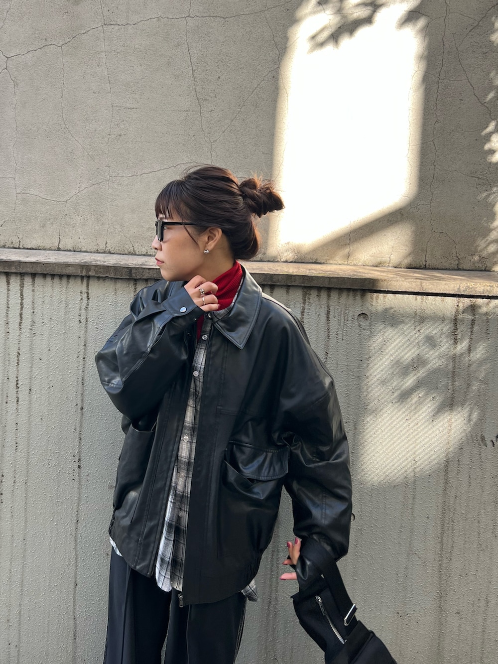 ブラック系のブルゾン、グレー系のシャツ/ブラウス、レッド系のニット/セーターを着用したレディースの冬コーディネートの4枚目の写真