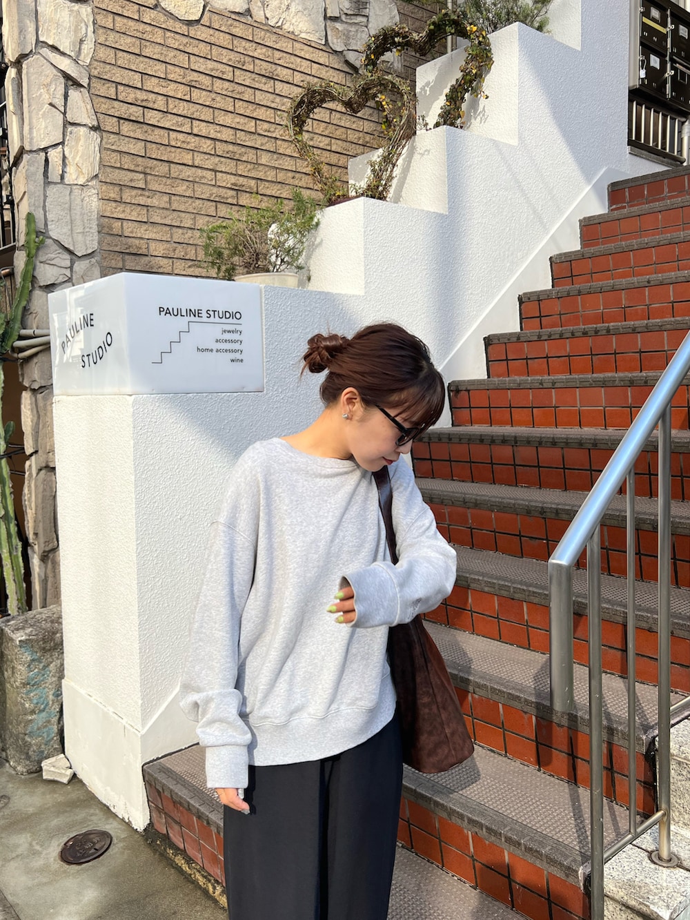 「オトナ女子、ゆるコーデ、オトナカワイイ、シンプル、休日スタイル、スウェット、スウェットパンツ、スウェットコーデ」｜「COLONY 2139の裏毛袖刺繍プルオーバー（スウェット、グレー系）」を使った、otohaさん（骨格ウェーブ・レディース・156cm）の冬コーディネートの4枚目の写真