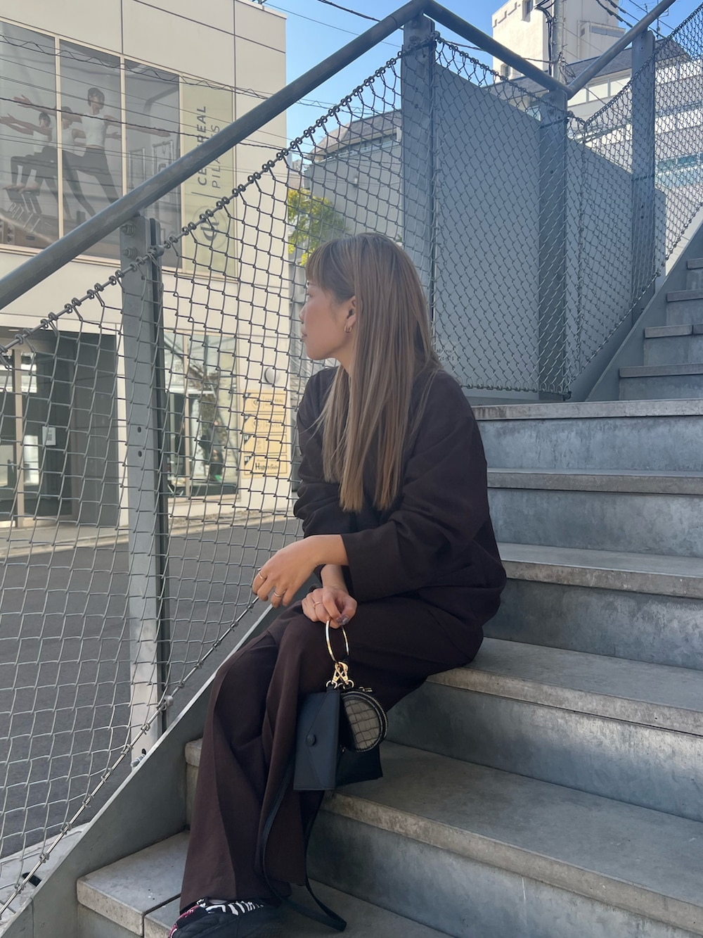 ブラウン系のテーラードジャケット、ブラウン系のその他パンツ、ブラック系のショルダーバッグを着用したレディースの冬コーディネートの2枚目の写真