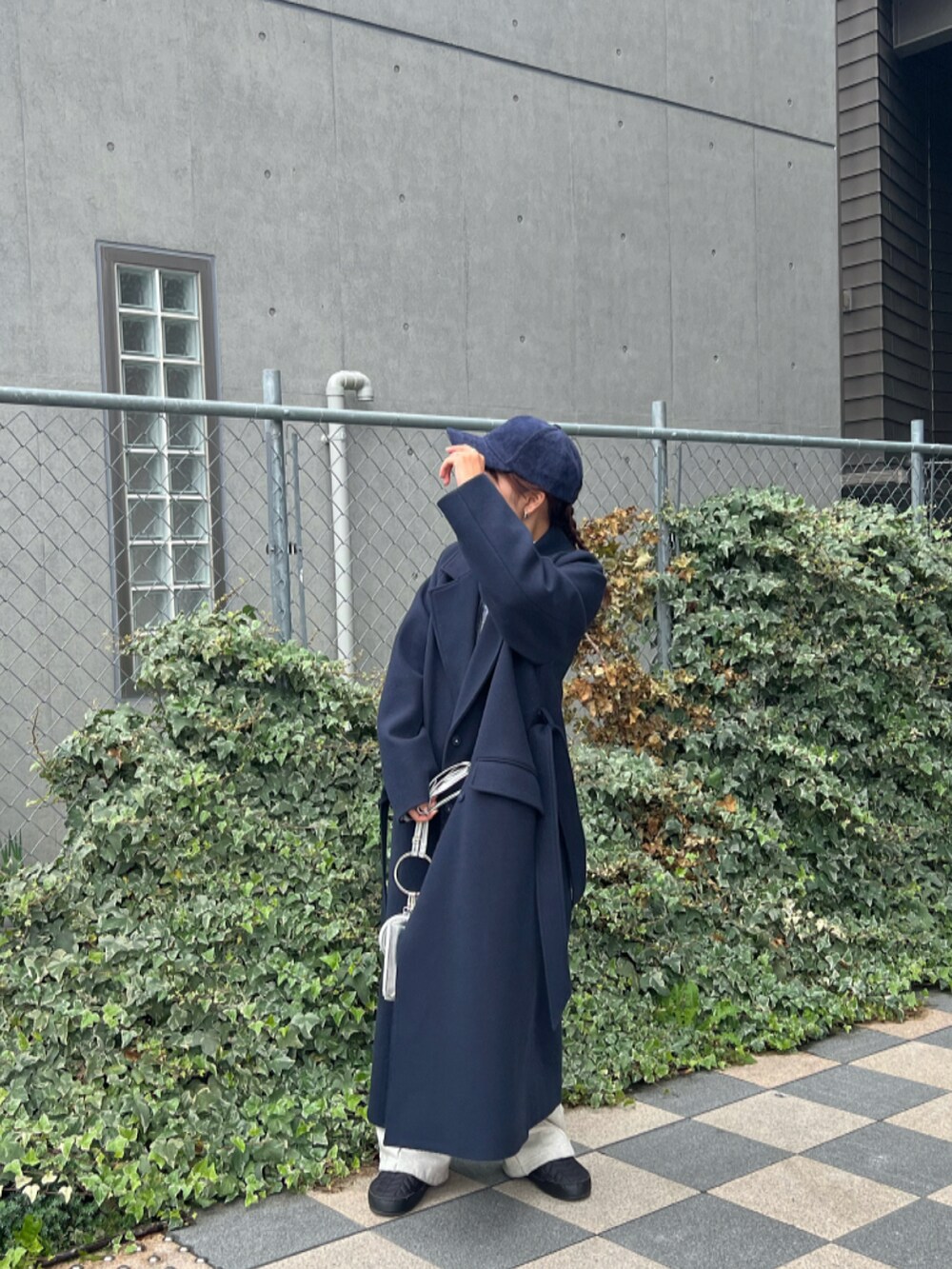 シルバー系のショルダーバッグ、ブルー系のその他アウター、ブルー系のシャツ/ブラウスを着用したレディースの秋コーディネートの4枚目の写真