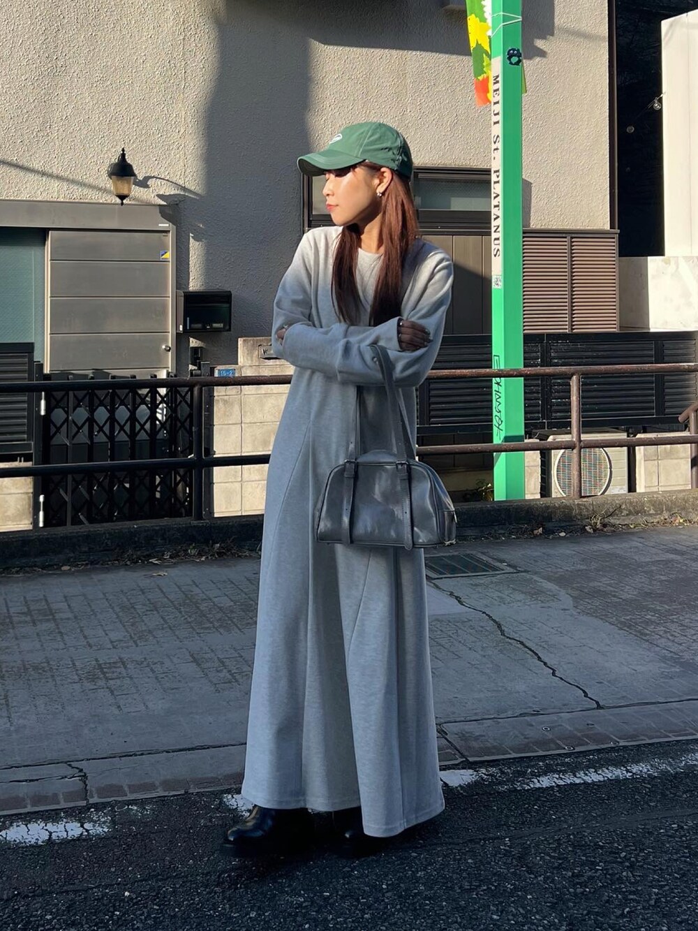 グレー系のワンピース、グレー系のボストンバッグを着用したレディースの冬コーディネートの2枚目の写真