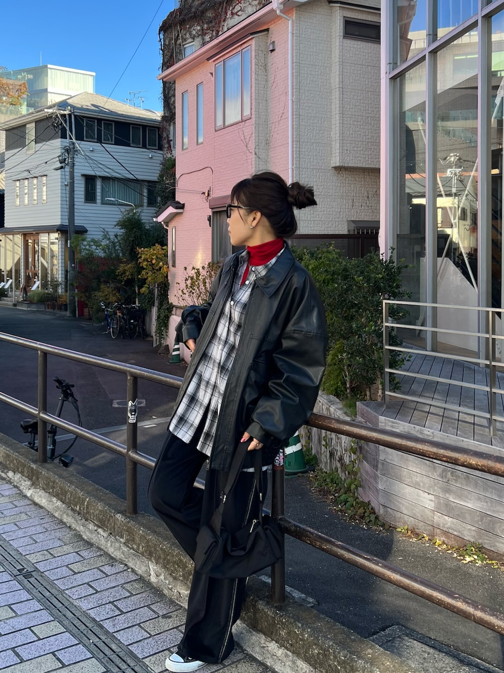 ブラック系のブルゾン、グレー系のシャツ/ブラウス、レッド系のニット/セーターを着用したレディースの冬コーディネートの2枚目の写真