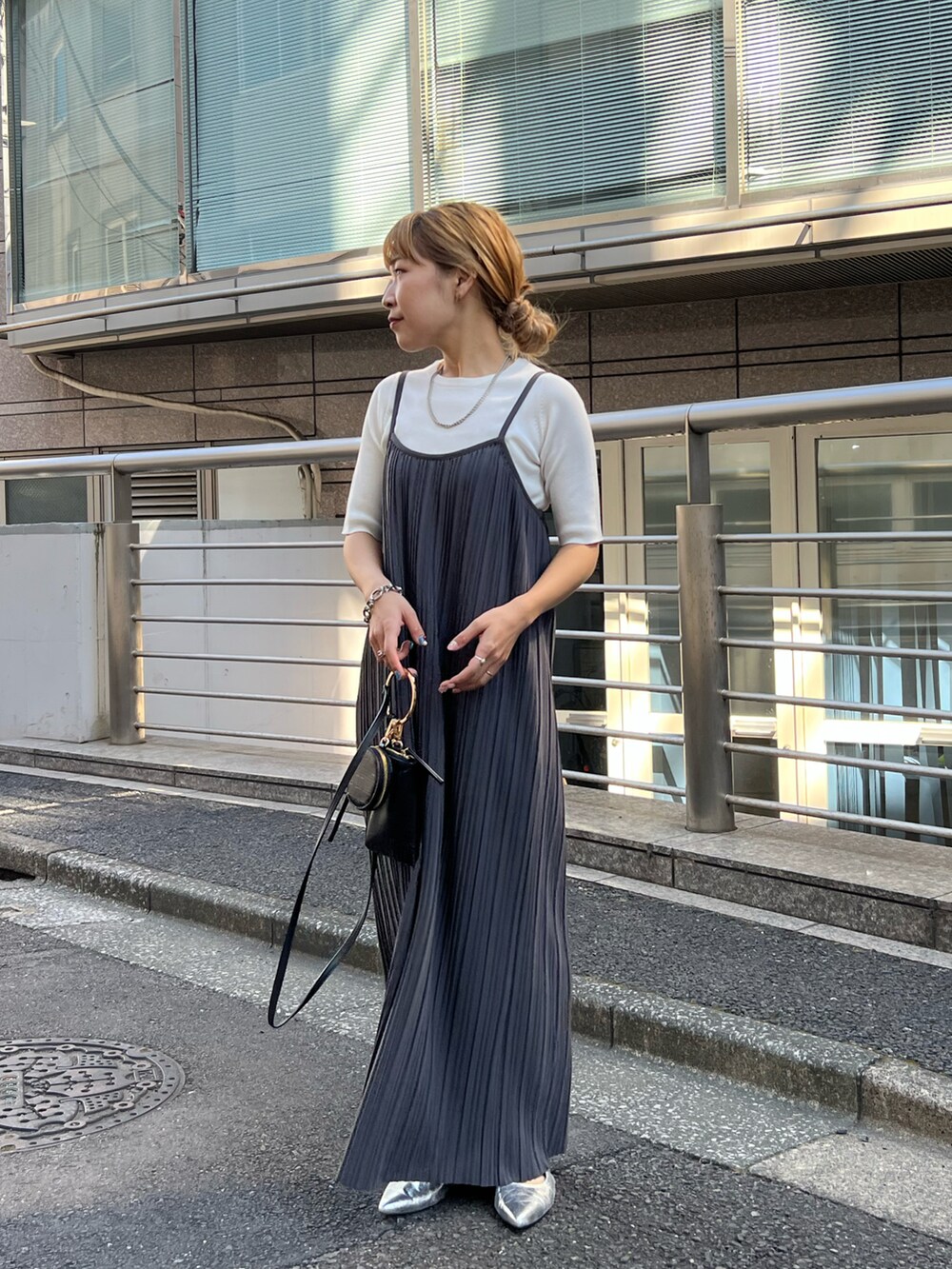 ホワイト系のニット/セーター、グレー系のワンピース、シルバー系のサンダルを着用したレディースの春コーディネートの3枚目の写真