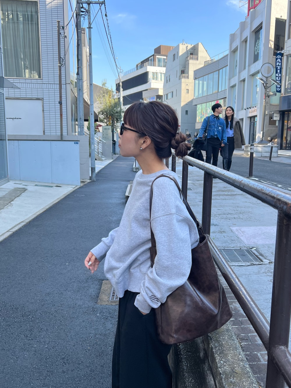 「オトナ女子、ゆるコーデ、オトナカワイイ、シンプル、休日スタイル、スウェット、スウェットパンツ、スウェットコーデ」｜「COLONY 2139の裏毛袖刺繍プルオーバー（スウェット、グレー系）」を使った、otohaさん（骨格ウェーブ・レディース・156cm）の冬コーディネートの2枚目の写真