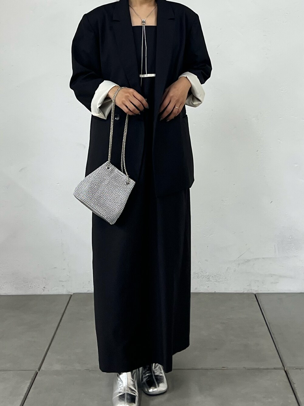 ブラック系のドレスを着用したレディースの冬コーディネートの3枚目の写真