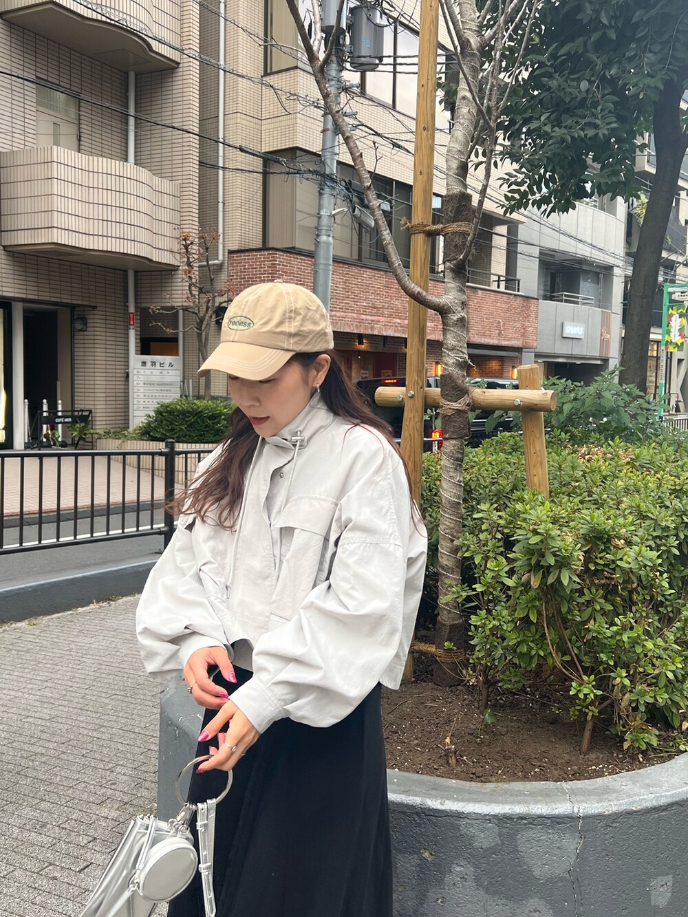 ブラック系のワンピース、シルバー系のショルダーバッグを着用したレディースの冬コーディネートの4枚目の写真