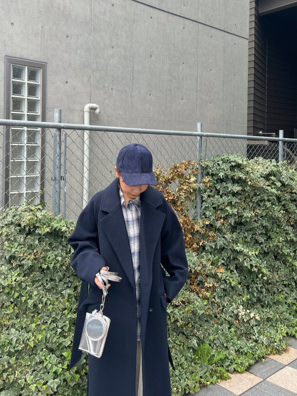 シルバー系のショルダーバッグ、ブルー系のその他アウター、ブルー系のシャツ/ブラウスを着用したレディースの秋コーディネートの3枚目の写真