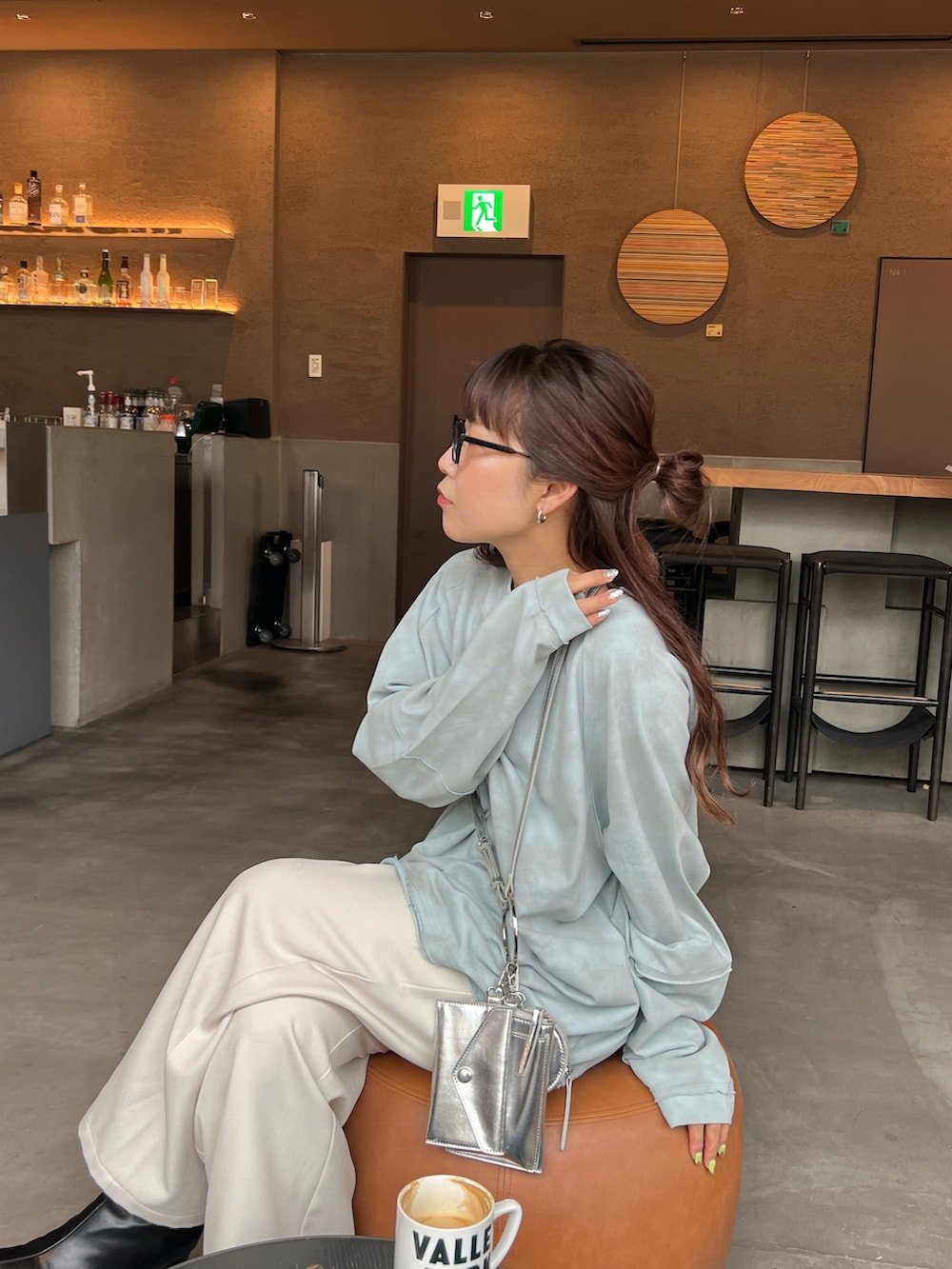 ブラック系のその他アウター、ブルー系のTシャツ/カットソー、ホワイト系のその他パンツを着用したレディースの冬コーディネートの2枚目の写真