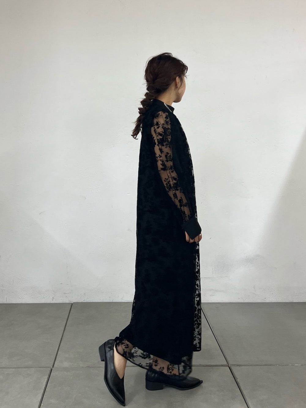 ブラック系のドレスを着用したレディースの冬コーディネートの2枚目の写真