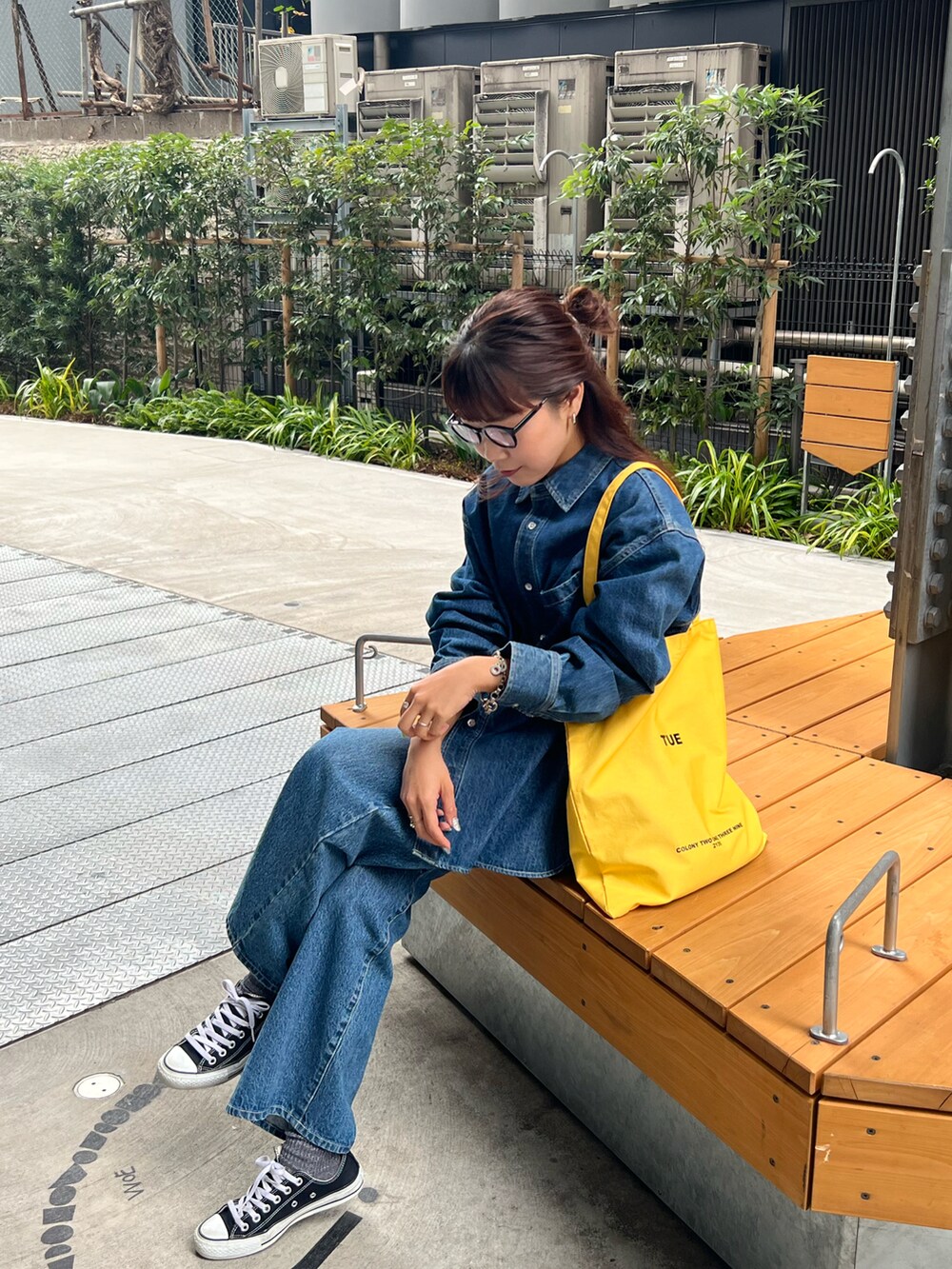 「パンツコーデ、春、オトナカジュアル、シンプルスタイル、オトナカワイイ、カジュアルスタイル、大人コーデ、デニムコーデ、ootd、ラフコーデ、お出かけコーデ」｜「COLONY 2139の7デイズキャンバストートバッグ（トートバッグ、イエロー系）」を使った、otohaさん（骨格ウェーブ・レディース・156cm）の冬コーディネートの2枚目の写真