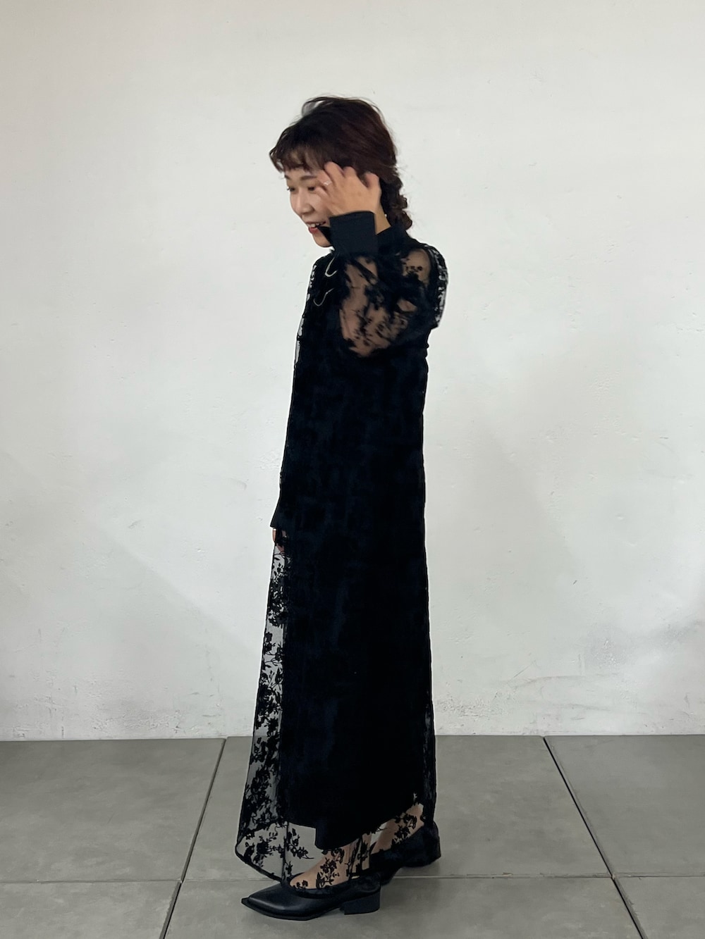 ブラック系のドレスを着用したレディースの冬コーディネートの3枚目の写真