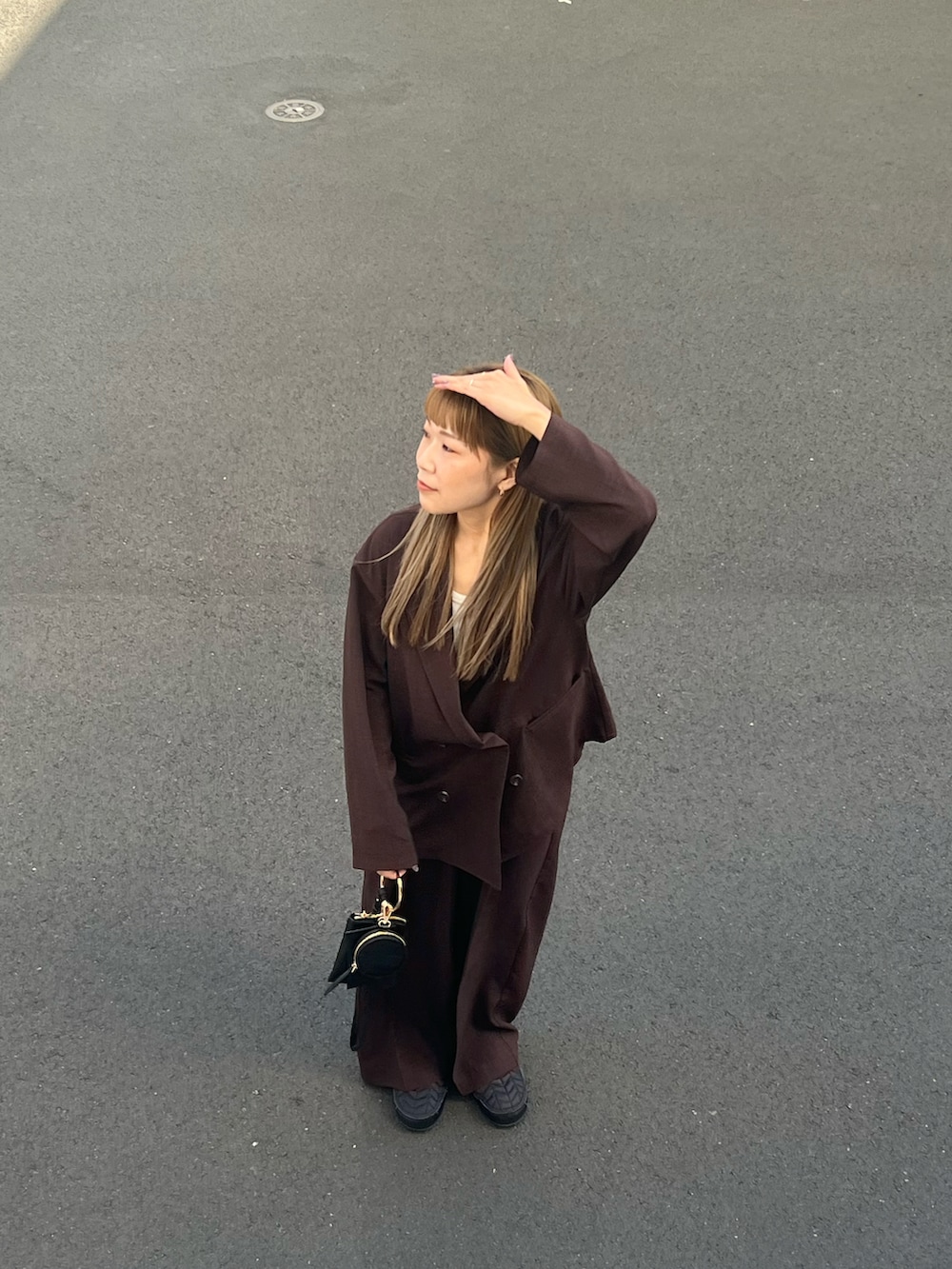 ブラウン系のテーラードジャケット、ブラウン系のその他パンツ、ブラック系のショルダーバッグを着用したレディースの冬コーディネートの3枚目の写真