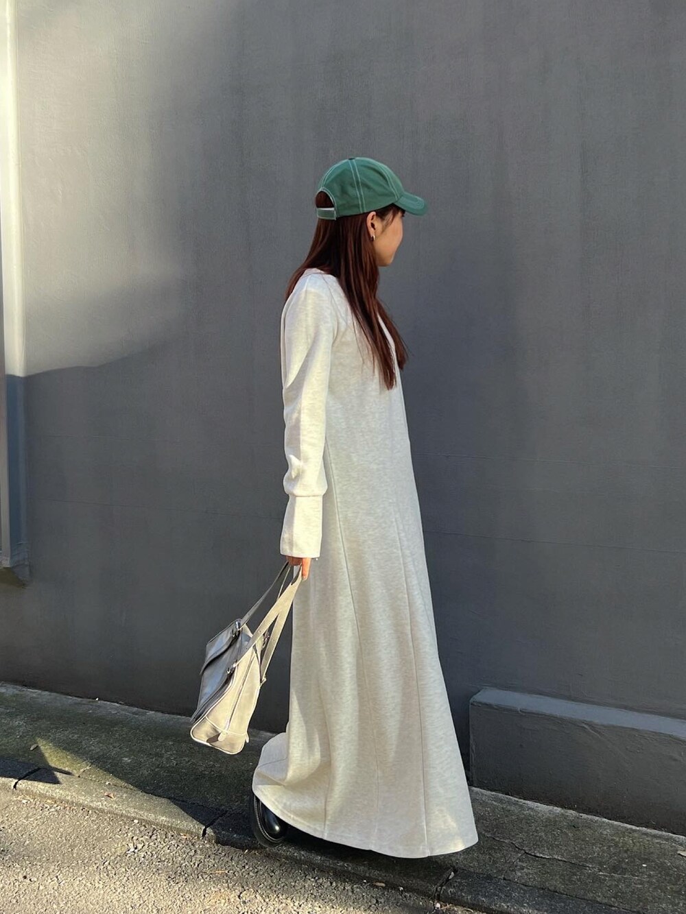 グレー系のワンピース、グレー系のボストンバッグを着用したレディースの冬コーディネートの5枚目の写真