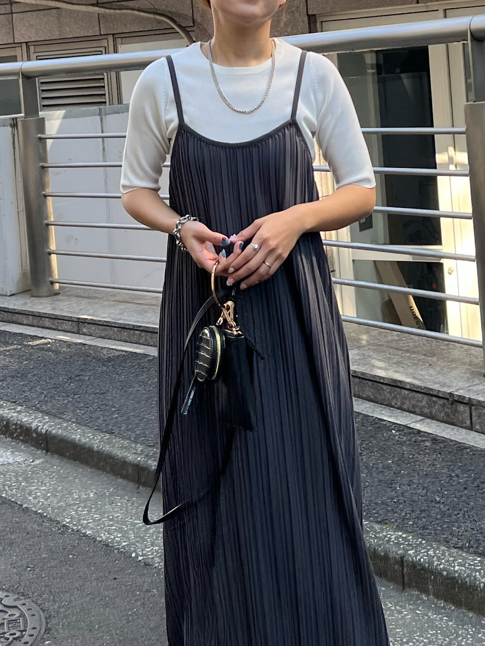 ホワイト系のニット/セーター、グレー系のワンピース、シルバー系のサンダルを着用したレディースの春コーディネートの2枚目の写真