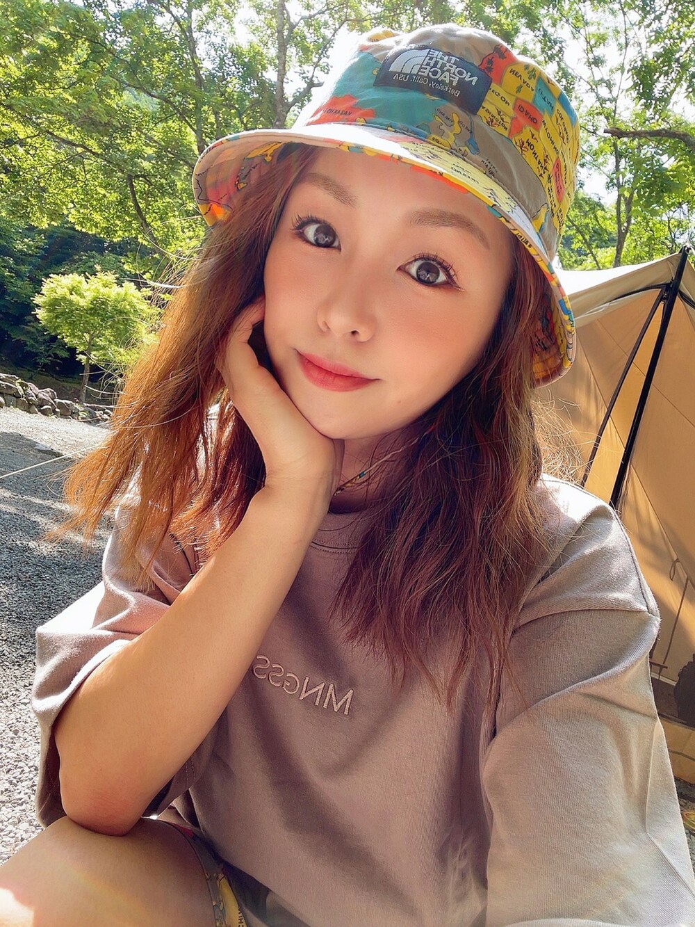 ベージュ系のTシャツ/カットソー、その他のその他パンツ、その他のハットを着用したレディースの夏コーディネートの3枚目の写真