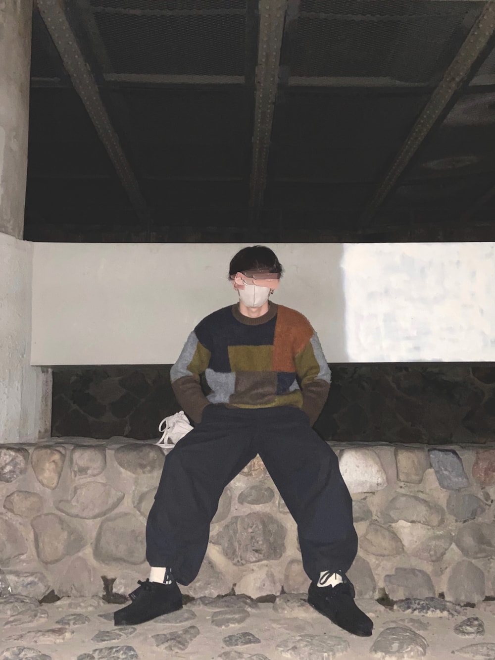 ブラック系のパンツ、ベージュ系のトートバッグ、ブラウン系のニット/セーターを着用したメンズの春コーディネートの2枚目の写真