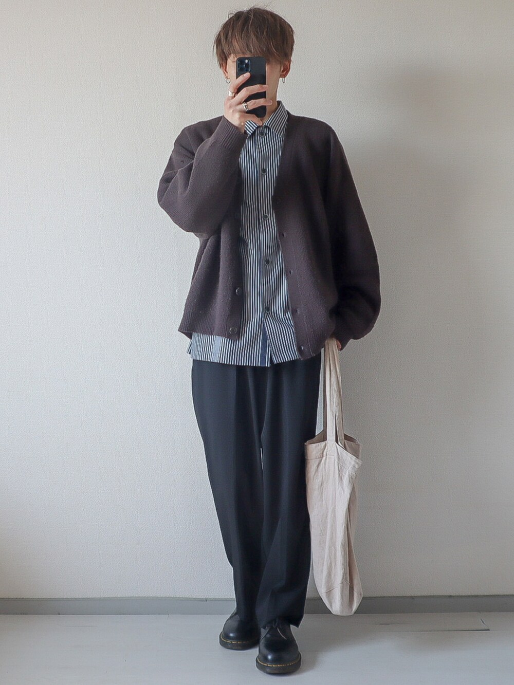 グレー系のカーディガン/ボレロ、その他のシャツ/ブラウス、ブラック系のパンツを着用したメンズの春コーディネートの3枚目の写真