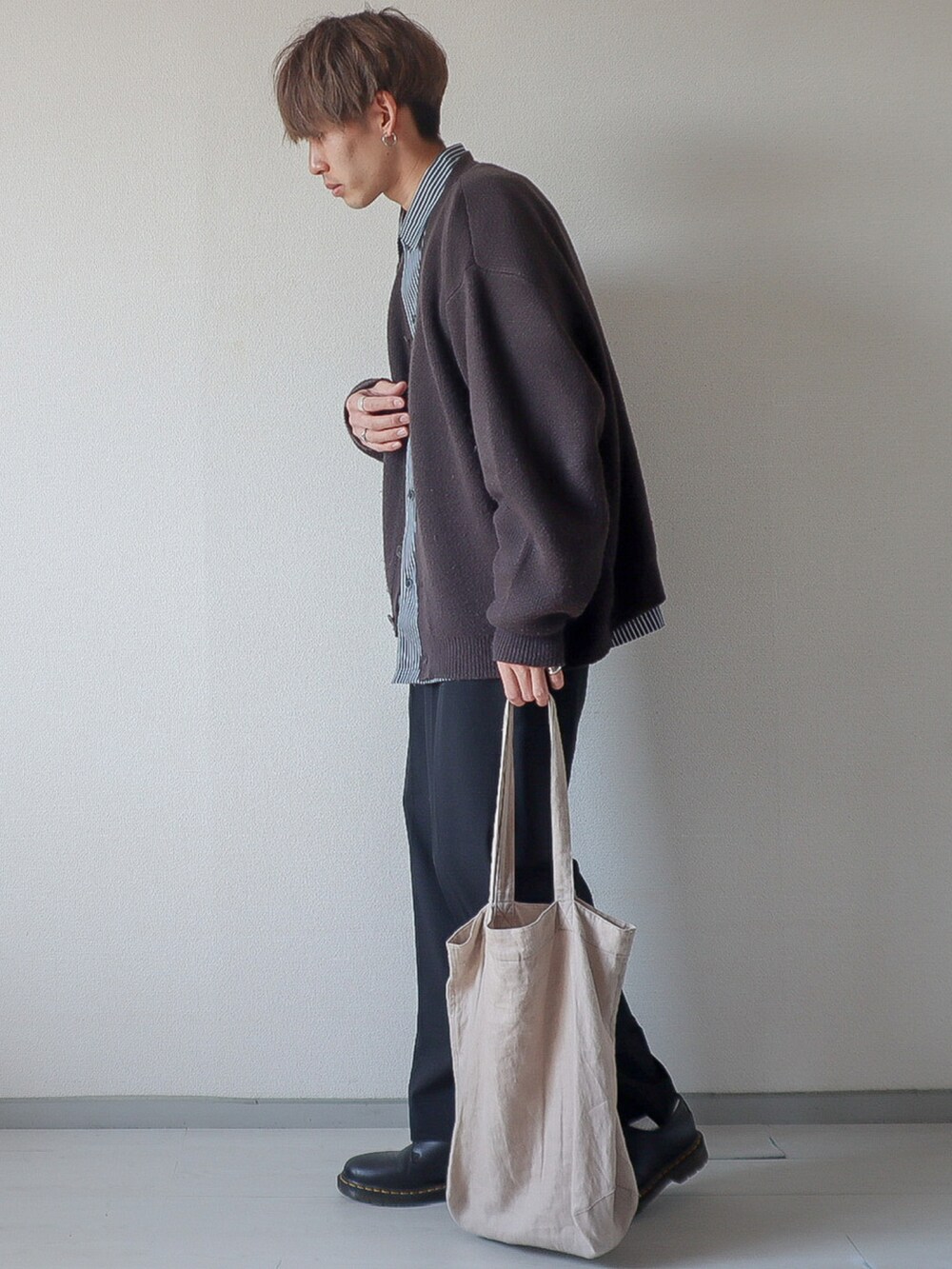 グレー系のカーディガン/ボレロ、その他のシャツ/ブラウス、ブラック系のパンツを着用したメンズの春コーディネートの2枚目の写真