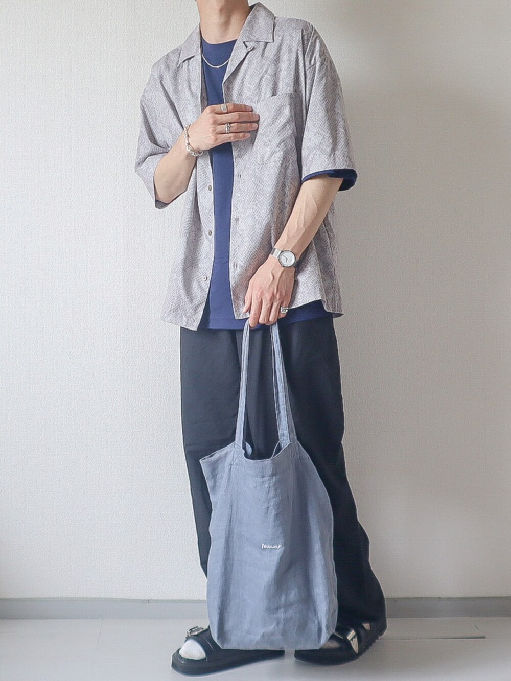ブラウン系のシャツ/ブラウス、ブルー系のTシャツ/カットソー、ブラック系のパンツを着用したメンズの春コーディネートの2枚目の写真