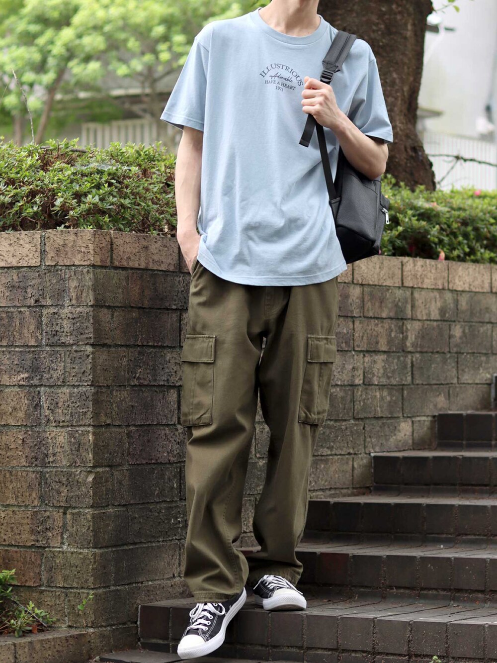 「お出かけコーデ、WEARyouthコーデ、アツいコーデ全部見せ、カーゴパンツ、コンバース、リュック、夏コーデ、フェススタイル、SITRY」｜「SITRYのハート ロゴ プリント Tシャツ/ heart logo print  T-shirt（Tシャツ/カットソー、ブルー系）」を使った、狩野 博文さん（メンズ・178cm）の夏コーディネートの3枚目の写真
