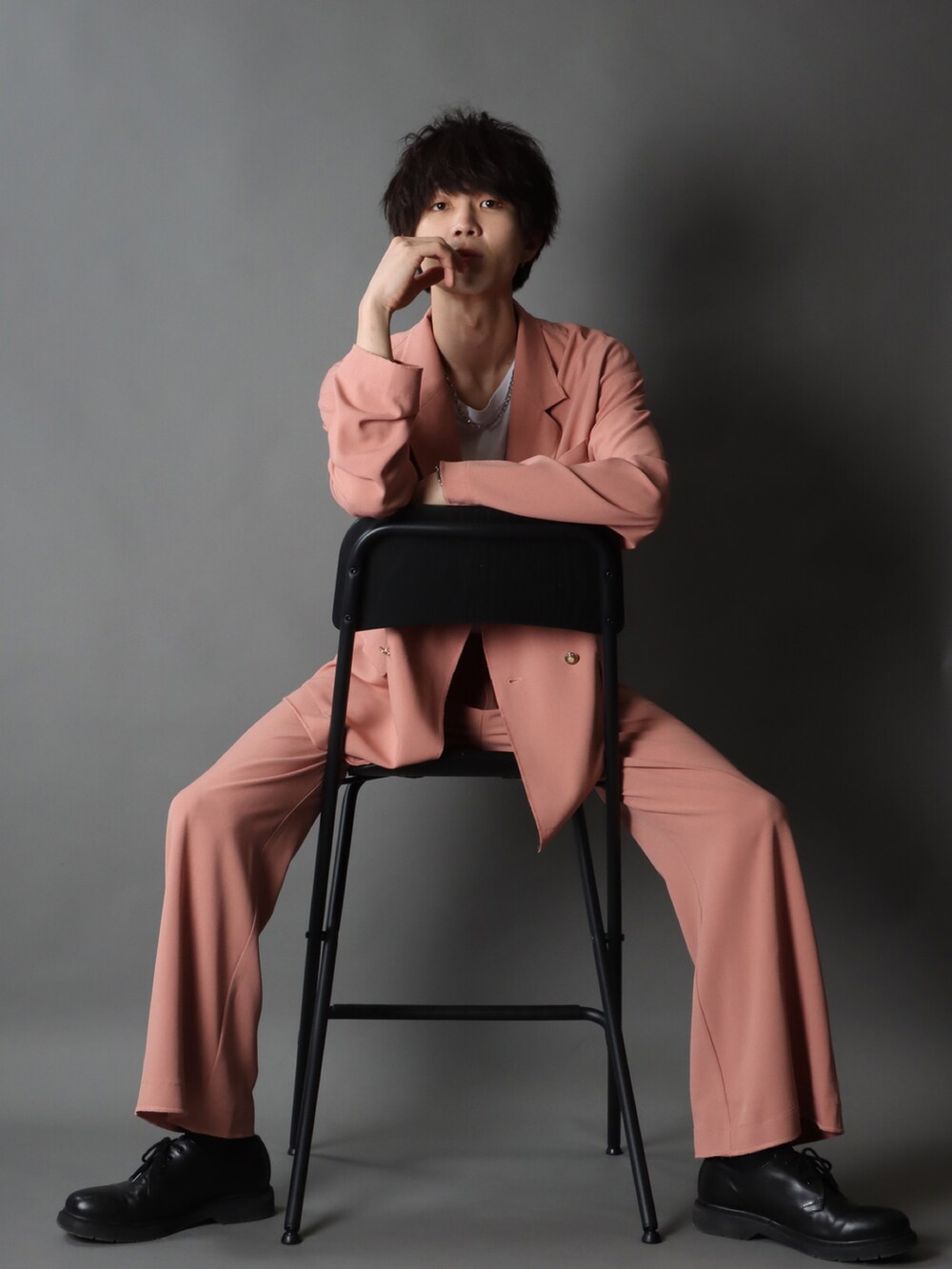 グレー系のテーラードジャケット、グレー系のスラックス、ホワイト系のTシャツ/カットソーを着用したメンズの夏コーディネートの4枚目の写真