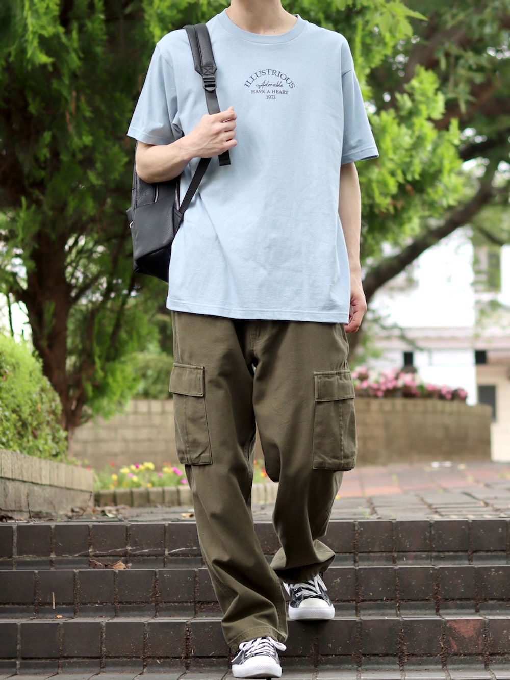 「お出かけコーデ、WEARyouthコーデ、アツいコーデ全部見せ、カーゴパンツ、コンバース、リュック、夏コーデ、フェススタイル、SITRY」｜「SITRYのハート ロゴ プリント Tシャツ/ heart logo print  T-shirt（Tシャツ/カットソー、ブルー系）」を使った、狩野 博文さん（メンズ・178cm）の夏コーディネートの2枚目の写真