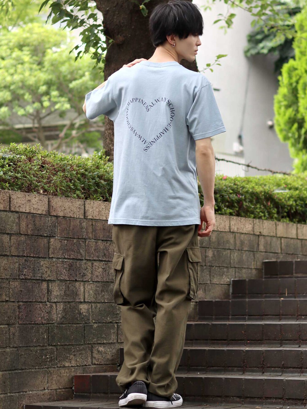 「お出かけコーデ、WEARyouthコーデ、アツいコーデ全部見せ、カーゴパンツ、コンバース、リュック、夏コーデ、フェススタイル、SITRY」｜「SITRYのハート ロゴ プリント Tシャツ/ heart logo print  T-shirt（Tシャツ/カットソー、ブルー系）」を使った、狩野 博文さん（メンズ・178cm）の夏コーディネートの4枚目の写真