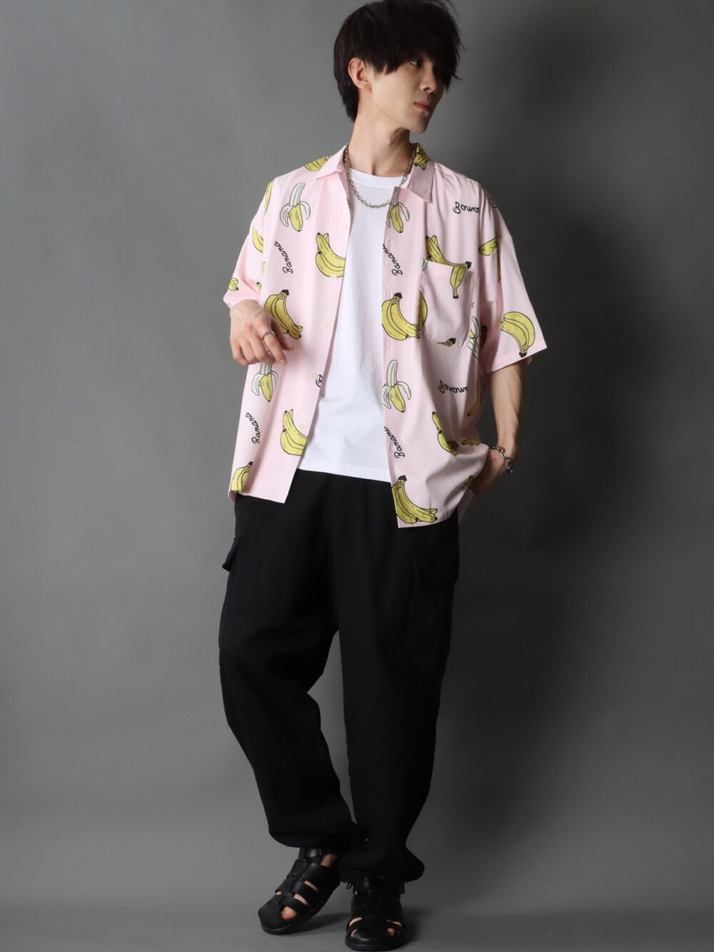 ピンク系のシャツ/ブラウス、ホワイト系のTシャツ/カットソー、ブラック系のカーゴパンツを着用したメンズの夏コーディネートの3枚目の写真