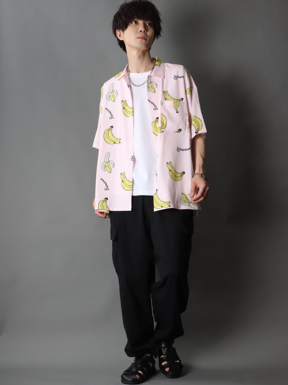 ピンク系のシャツ/ブラウス、ホワイト系のTシャツ/カットソー、ブラック系のカーゴパンツを着用したメンズの夏コーディネートの2枚目の写真