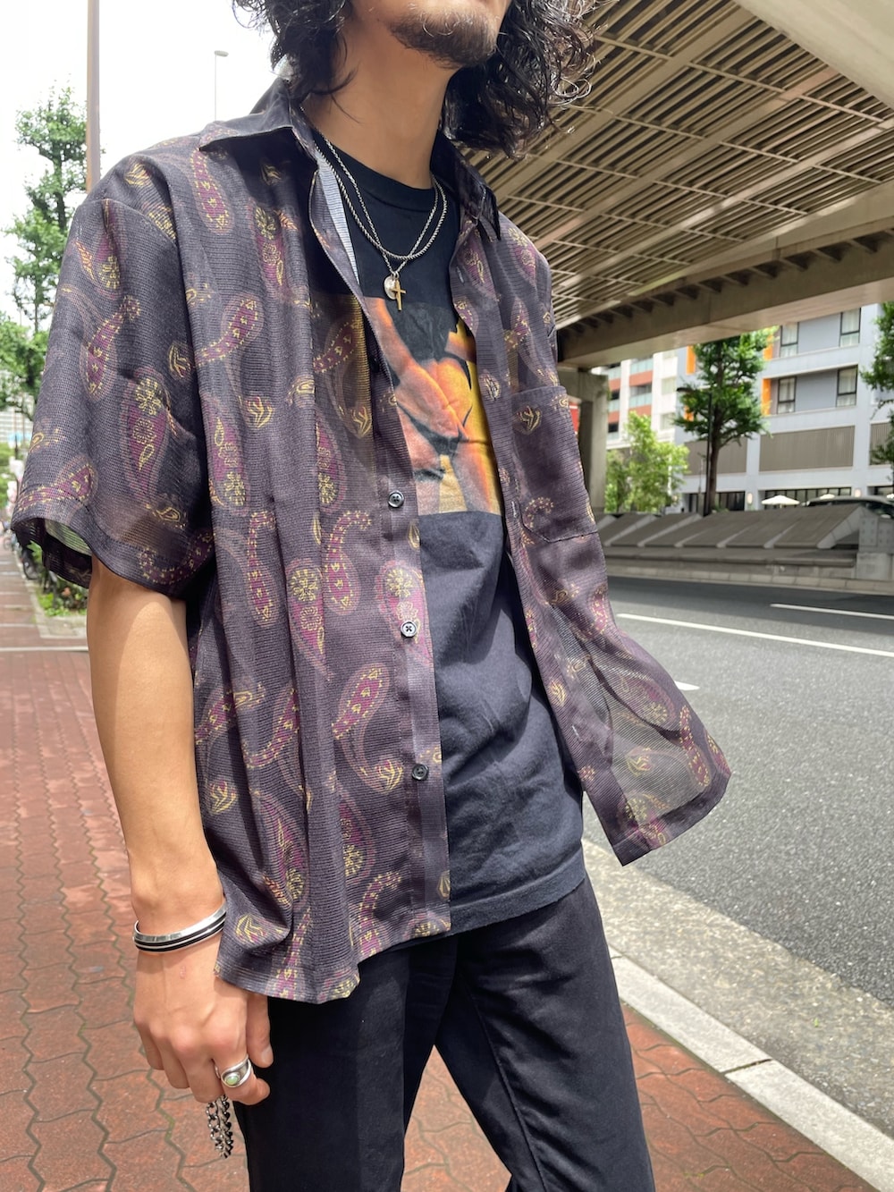 ブラック系のシャツ/ブラウスを着用したメンズの夏コーディネートの2枚目の写真